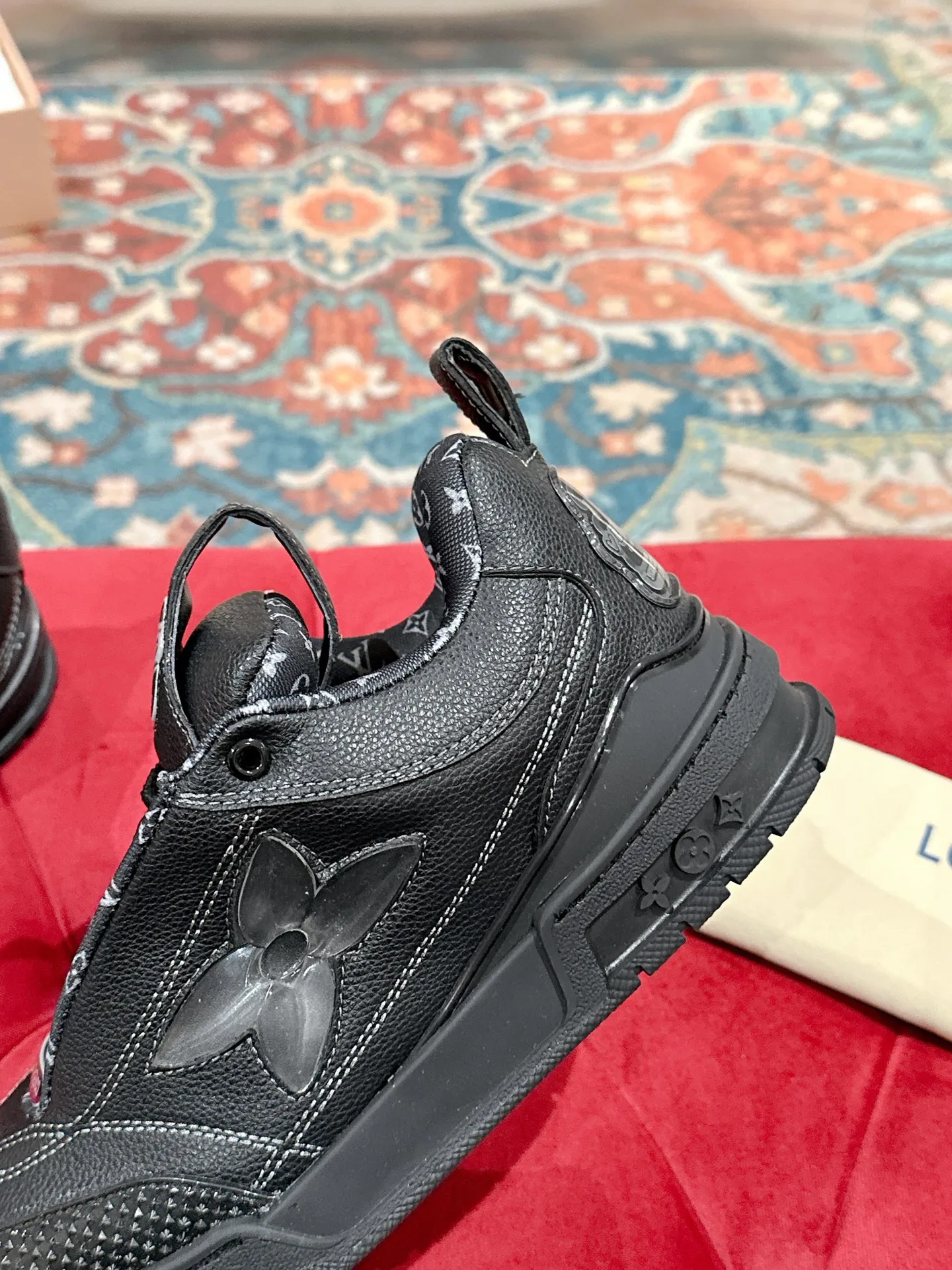 👟👟Ex-factory price 800👟👟 LV donkey brand L SKATE series latest color matching Tariner sneakers four-leaf clover skate shoes couple style retro basketball shoes original purchase development and production This LV Skate sneaker is decorated with colorful details on the grained cow leather shoe body, echoing the leather goods and ready-to-wear series of the season. A gradient Monogram flower blooms on the side of the sneaker. The padded tongue and Mini Monogram fabric-lined collar show the inspiration of skate shoes in the 1990s ▪️Material: original customized first-layer cowhide ▪️Inner lining: imported breathable mesh ▪️Sole: original open-molded non-slip TPU material ▪️Sole thickness: 3.5cm ▪️Size: Female 35-40 Male 39-44 (Female 41, Male 45.46 customized, non-returnable)